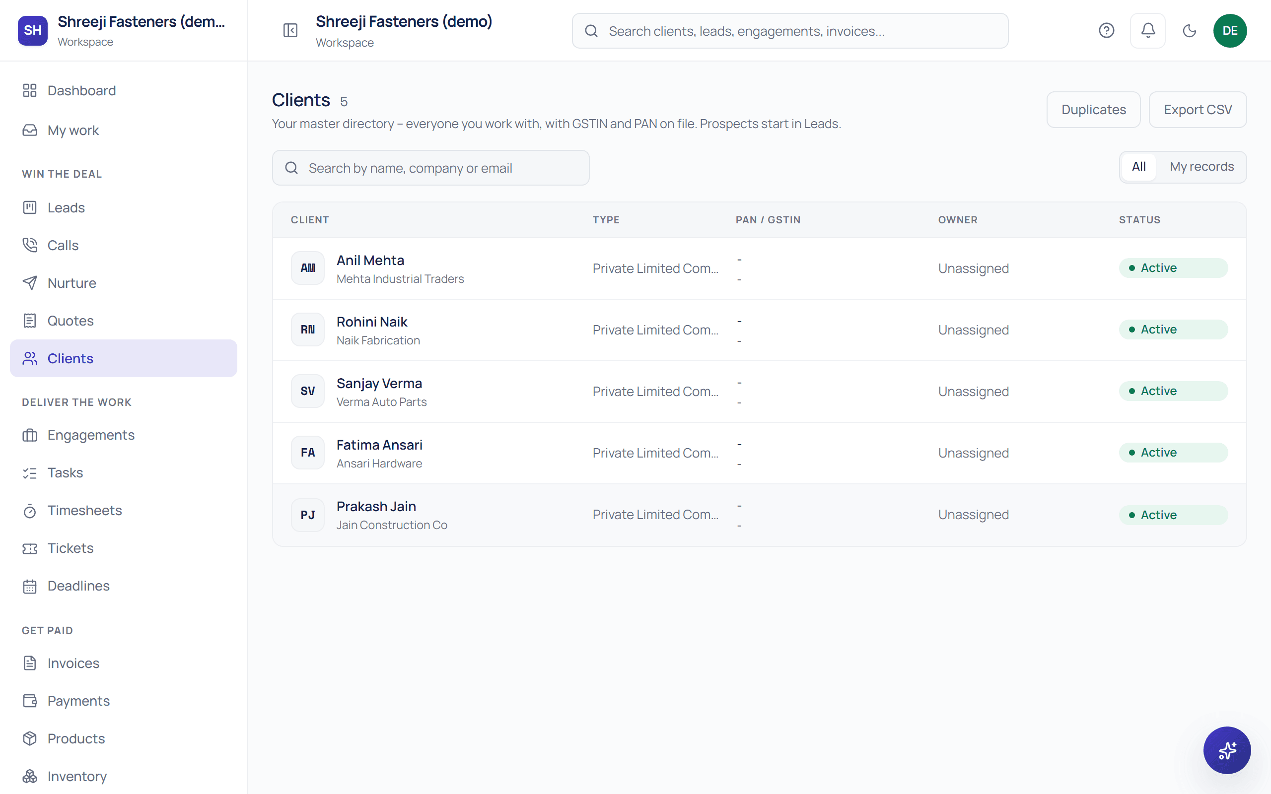 Saahak customer list showing companies, contacts and status